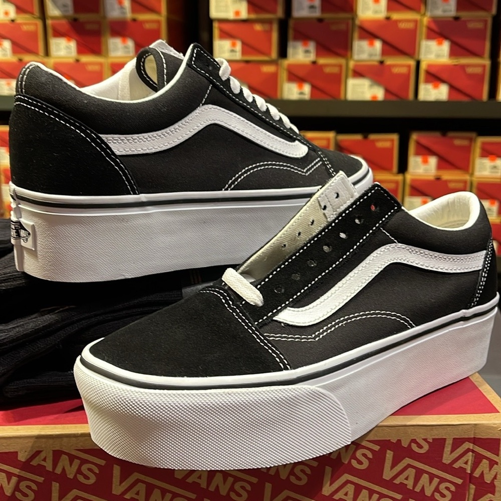Vans WMNS Old Skool Stackform
Suede/Canvas Black/True Wht
VN0A7Q5M6BT Platforms - Picture 11 of 16